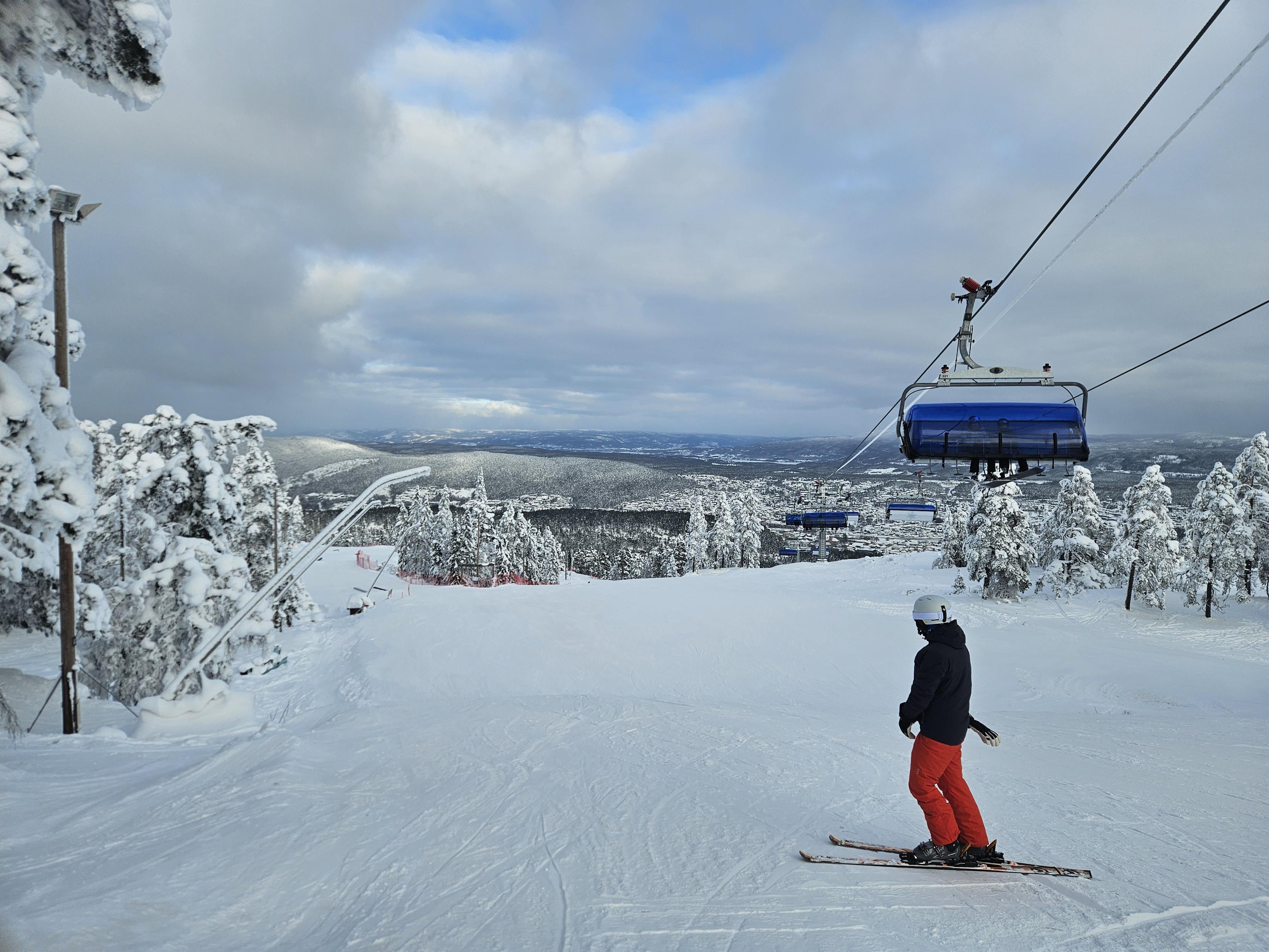Person standing at the top of the Alpine ski hill at Kongsberg