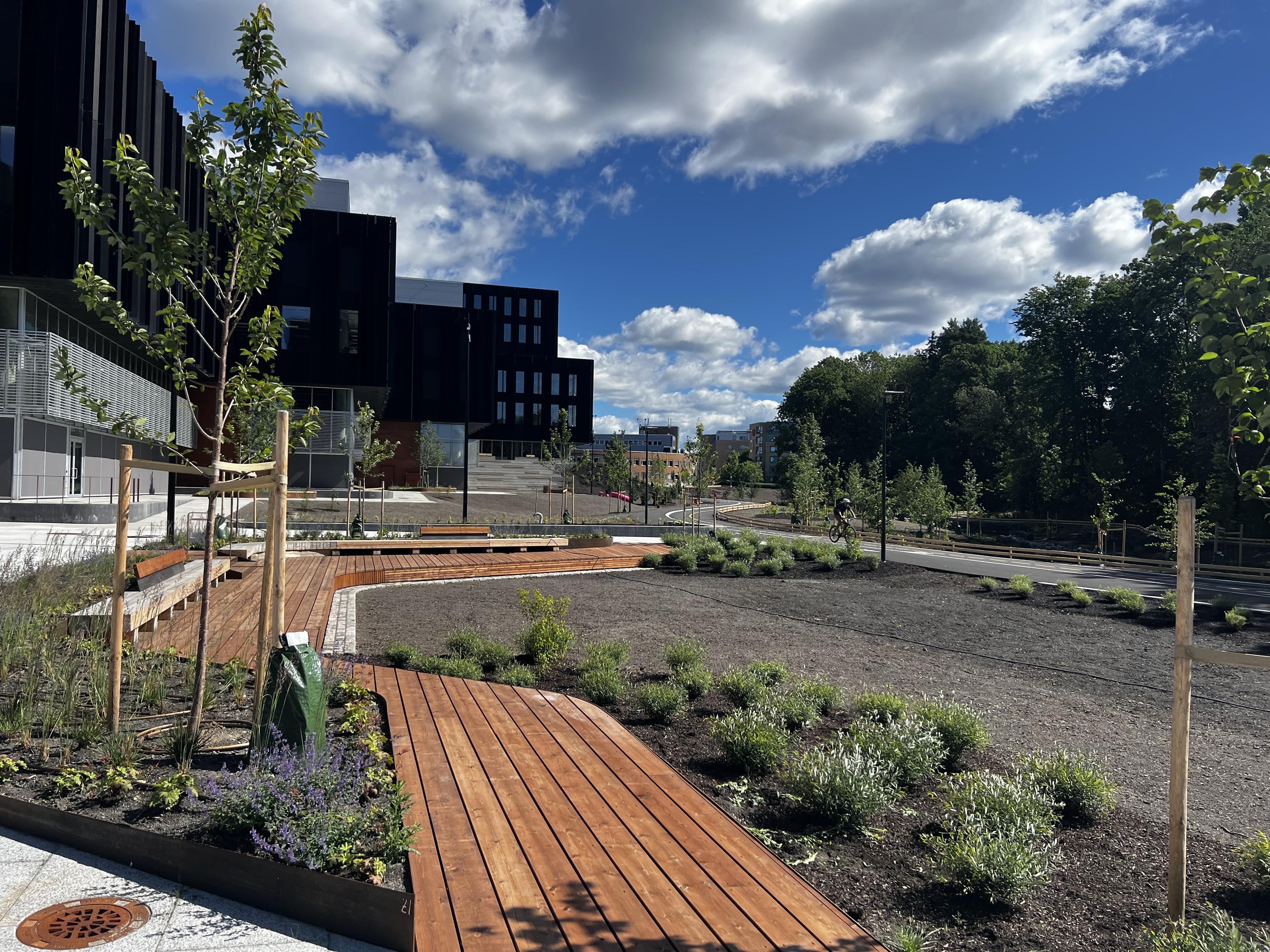 Fronten til Livsvitenskapsbygget med uteområde